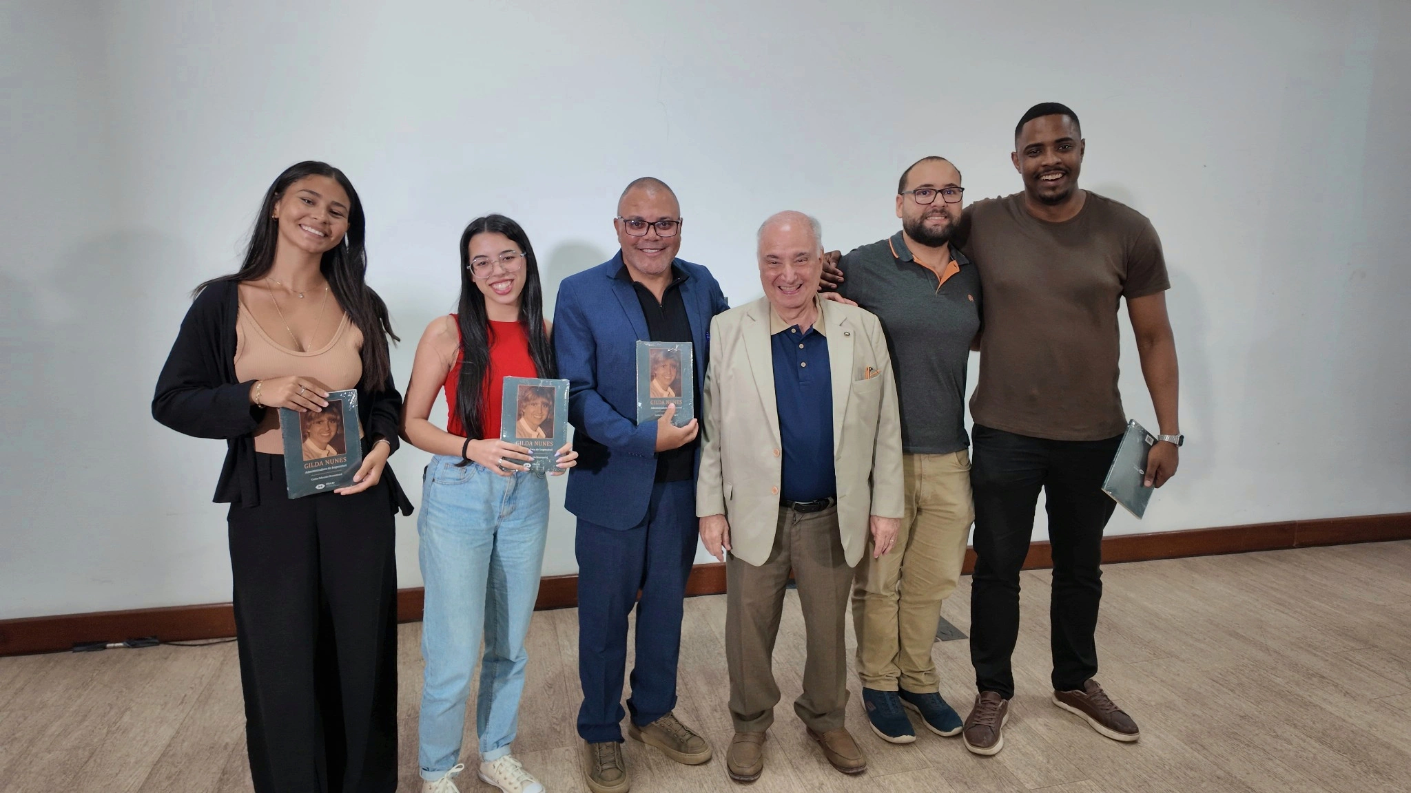 Encad Cabo Frio – participantes recebem o livro da Administradora Gilda Nunes